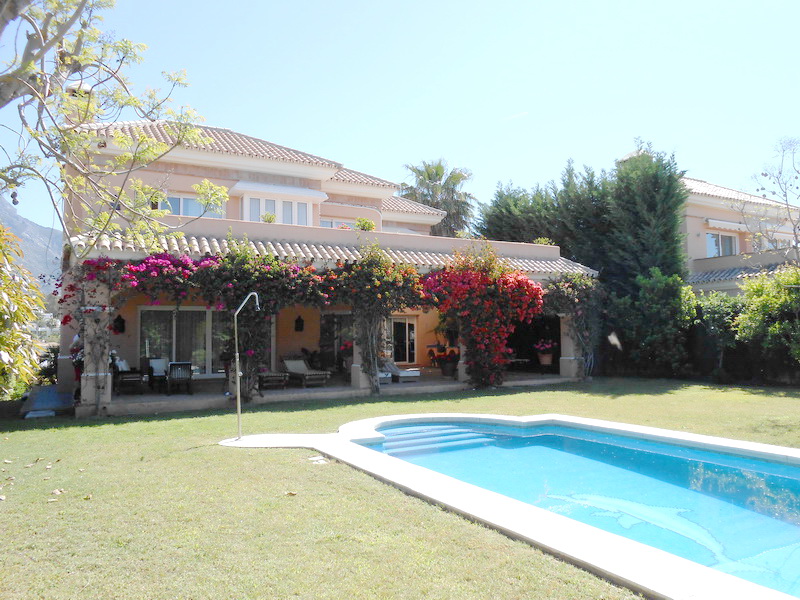 LOVELY VILLA IN THE HEART OF NUEVA ANDALUCIA 1.850.000€