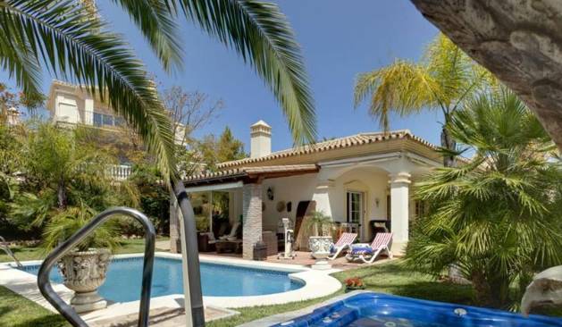 Bungalow Style Villa Near Los Naranjos Golf 990.000€