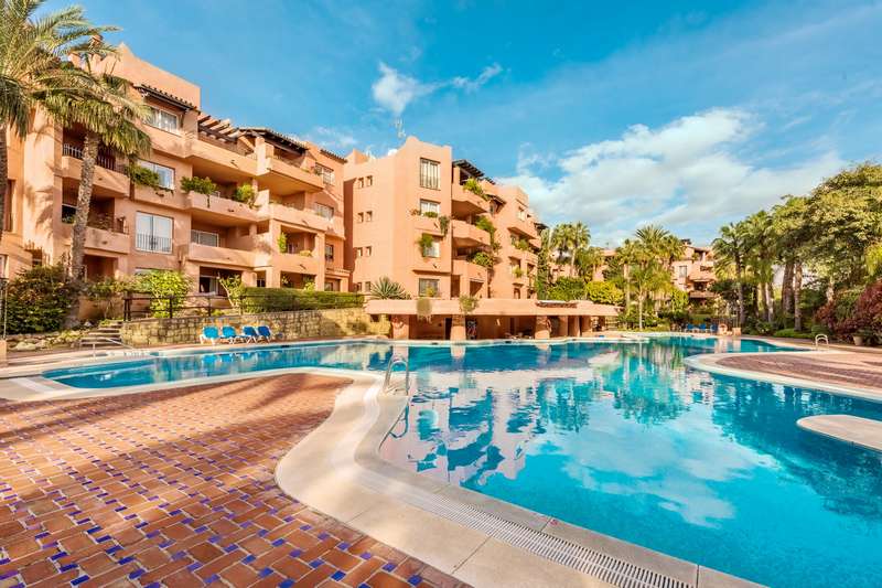 LOVELY 2 BEDROOM PENTHOUSE APARTMENT IN AN OASIS VERY CLOSE TO BEACH 330.000€